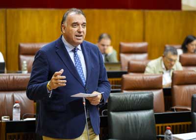 El consejero de Turismo y Andaluca Exterior, Arturo Bernal, contesta 