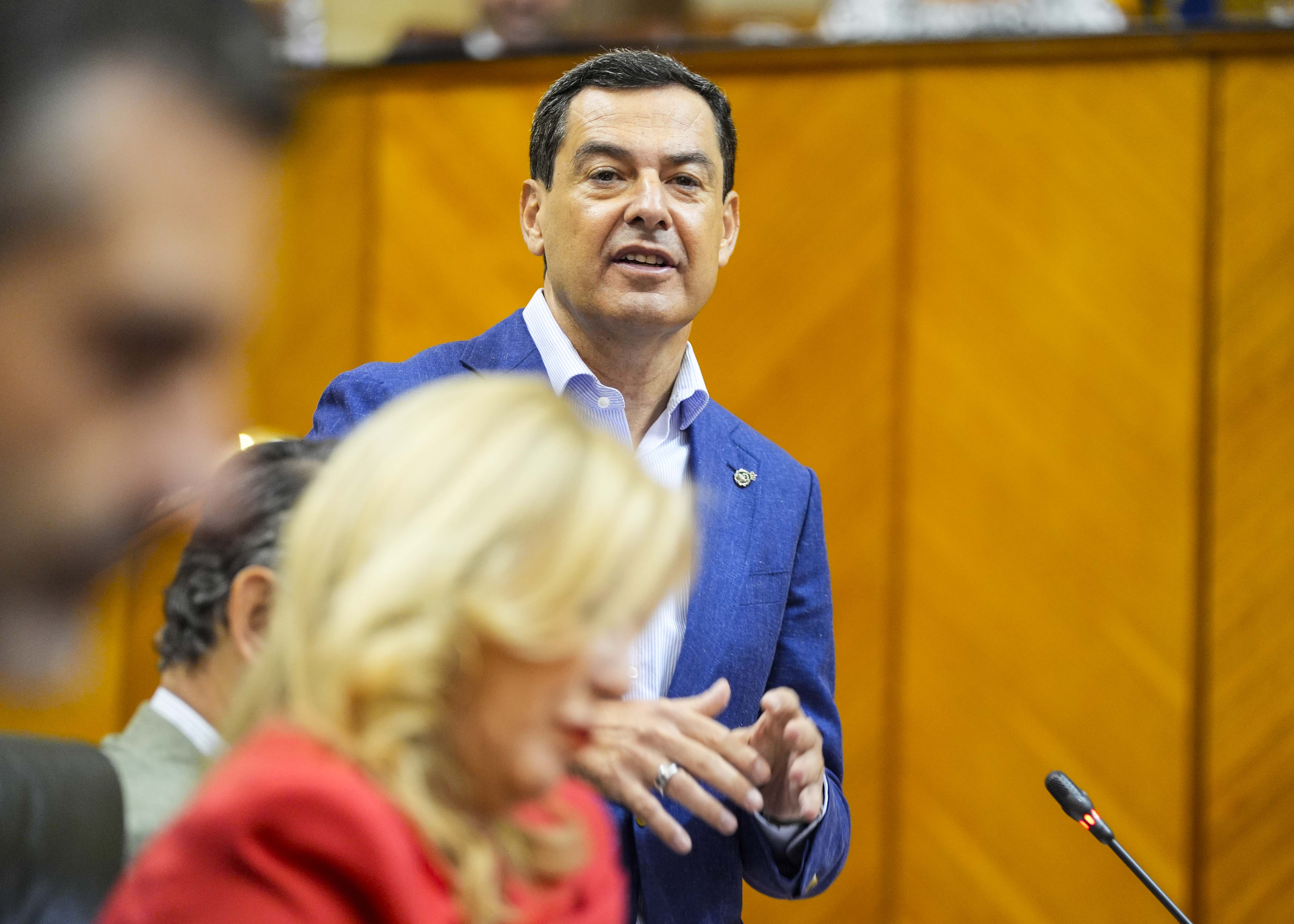 El presidente de la Junta de Andaluca, Juan Manuel Moreno, contesta a las preguntas de los portavoces parlamentarios  