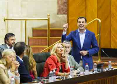 Juan Manuel Moreno, presidente de la Junta de Andaluca, durante la sesin de control 