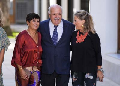 El presidente del Parlamento de Andaluca, Jess Aguirre, y la vicepresidenta primera, Ana Mestre, reciben a Ana Prez, presidenta de ADACCA 