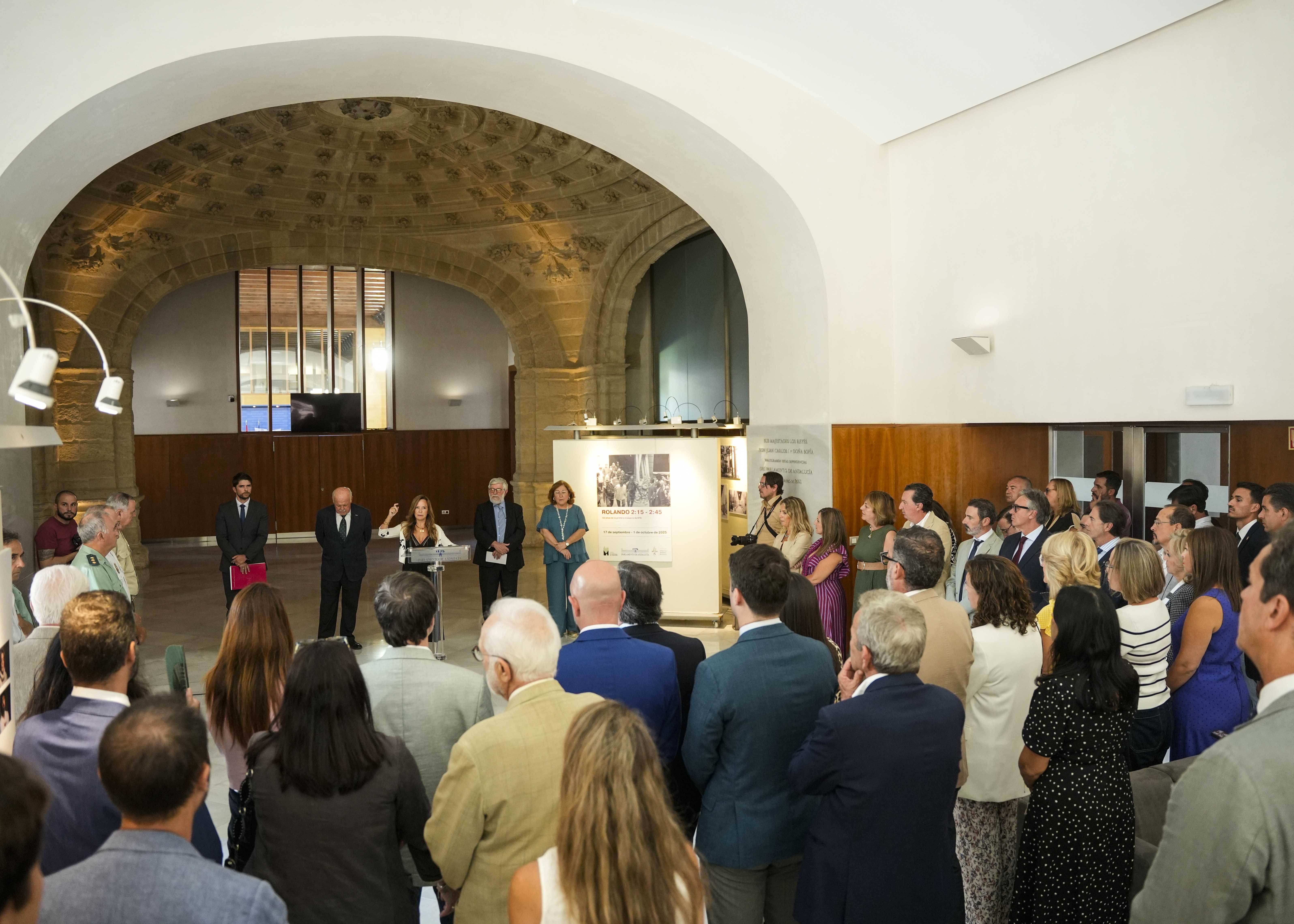  Pblico asistente a la exposicin Rolando 2:15-2:45. 50 aos de la primera masacre de ETA en el saln de los pasos perdidos del Parlamento andaluz 
