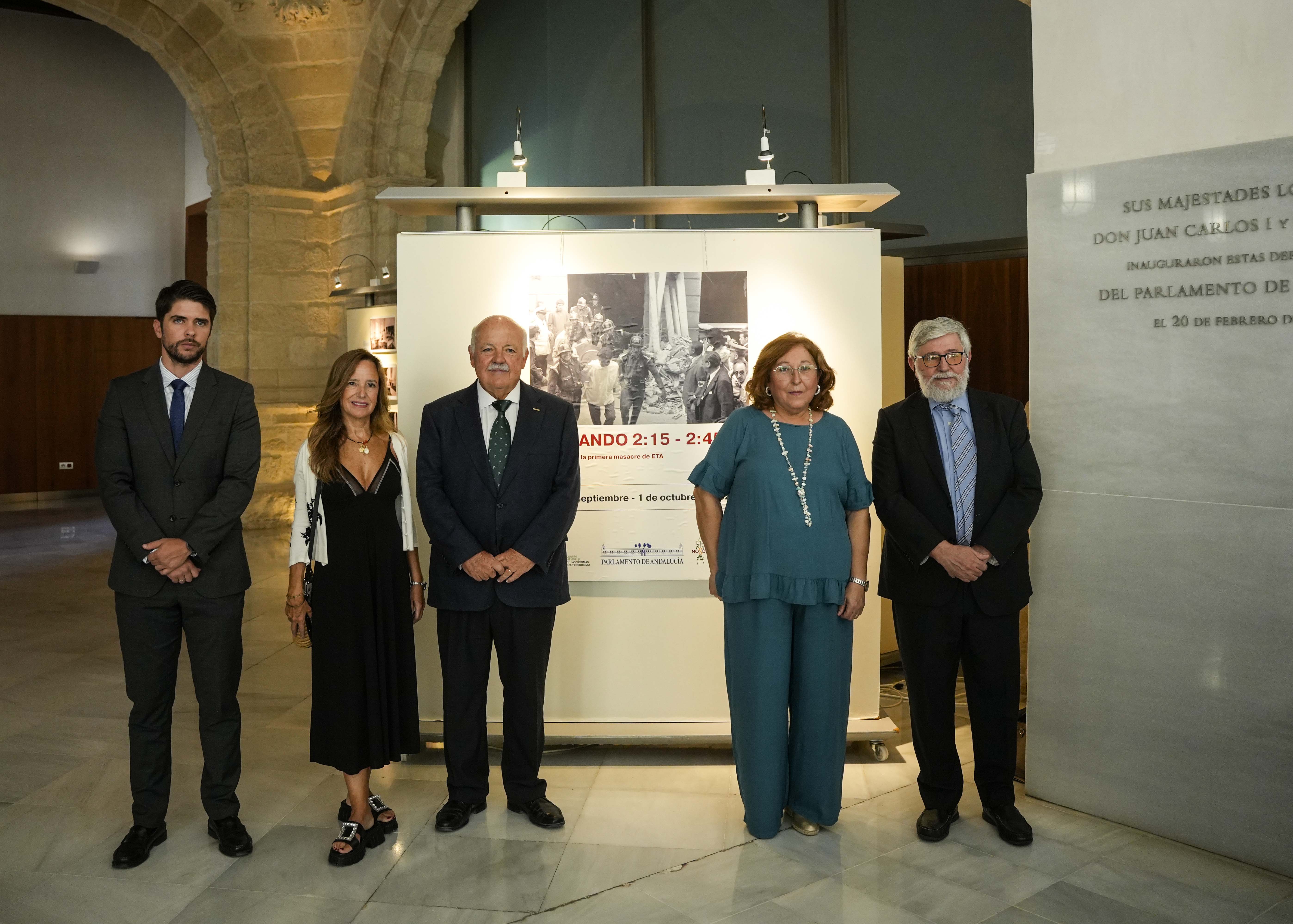 Foto de familia del presidente del Parlamento de Andaluca y los intervinientes en el acto de inauguracin de la exposicin fotogrfica 