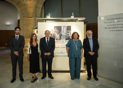 Foto de familia del presidente del Parlamento de Andaluca y los intervinientes en el acto de inauguracin de la exposicin fotogrfica 