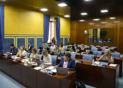  Los diputados de la Comisin de Turismo y Andaluca Exterior al inicio de la sesin