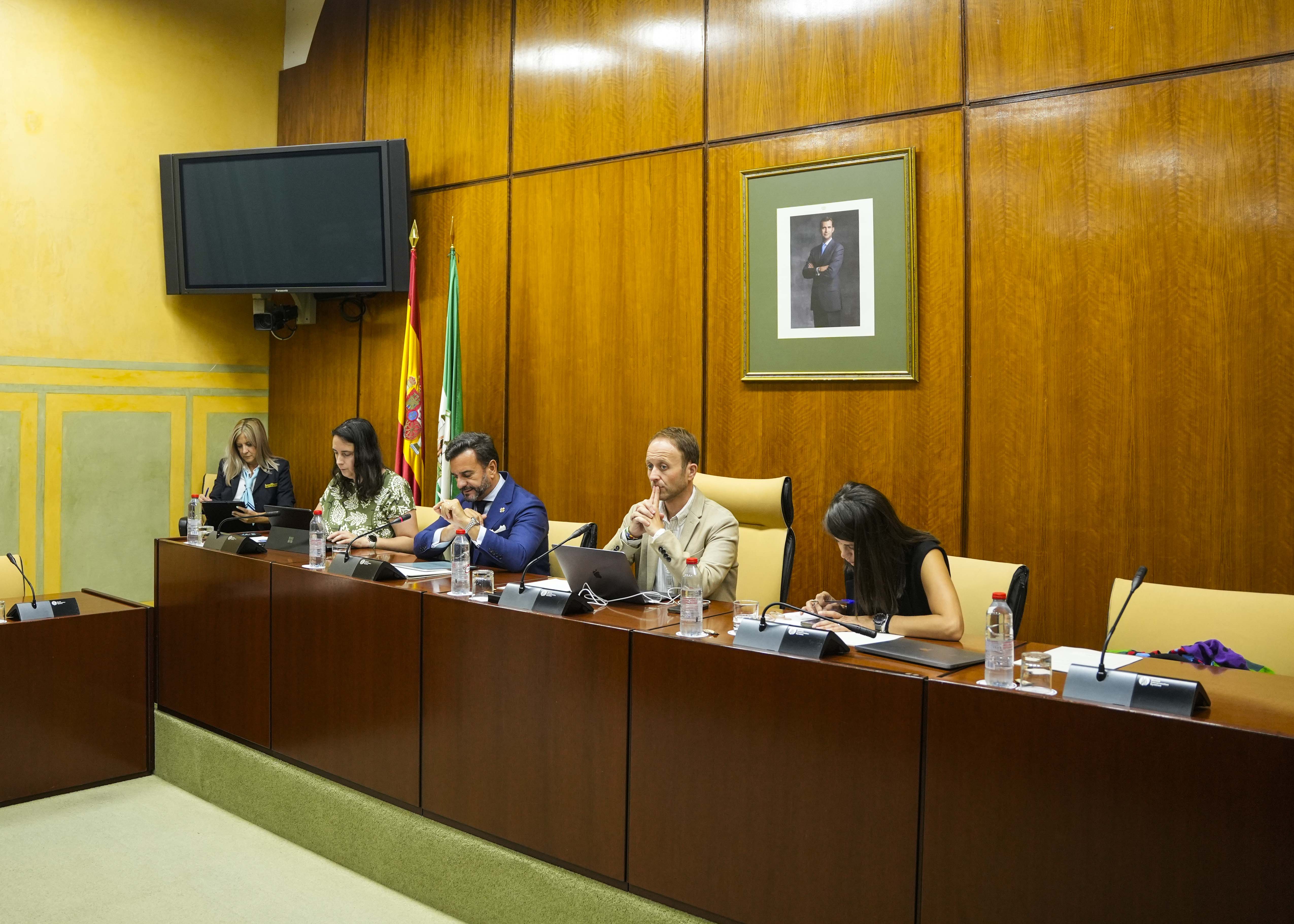  La Mesa de la Comisin de la Presidencia, Interior, Dilogo Social y Simplificacin Administrativa con el presidente de la Cmara de Cuentas