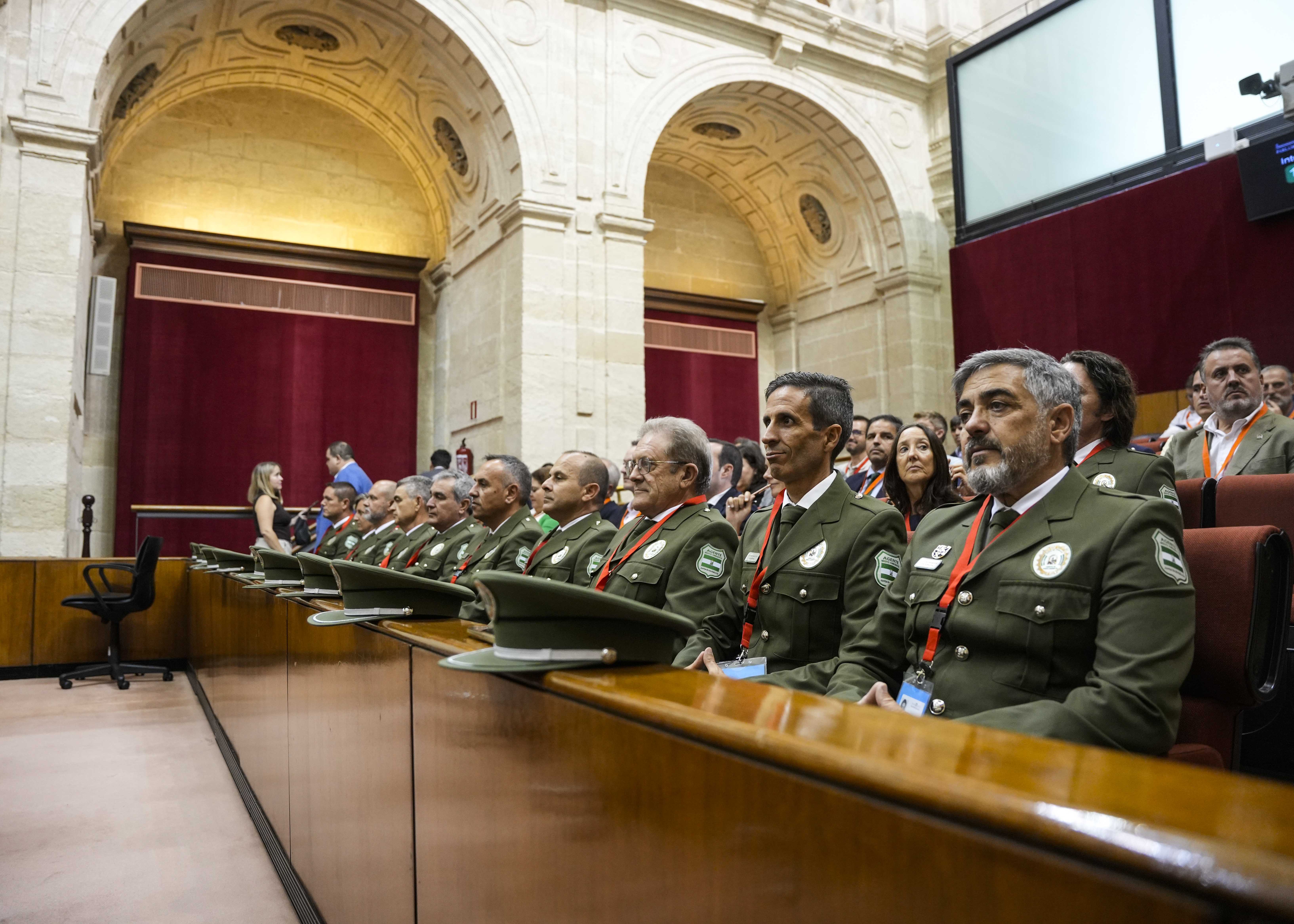 Tribuna de autoridades y pblico durante el debate de totalidad del Proyecto de Ley de Agentes de Medio Ambiente de Andaluca  