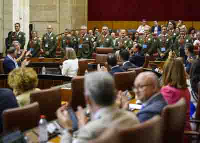 El Pleno y el pblico asistente aplauden tras el debate del proyecto de ley de Agentes de Medio Ambiente de Andaluca, que contina su tramitacin parlamentaria  