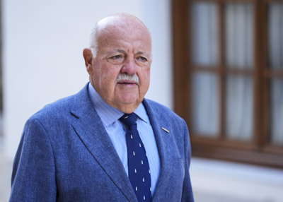 Jes�s Aguirre, presidente del Parlamento de Andaluc�a, se dirige al sal�n de plenos 
