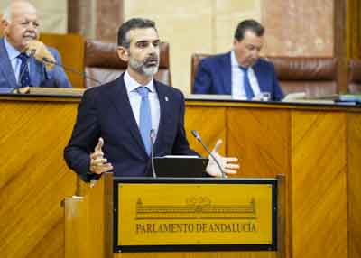  El consejero de Agricultura, Pesca, Agua y Desarrollo Rural, Ram�n Fern�ndez-Pacheco, contesta a la interpelaci�n de su competencia