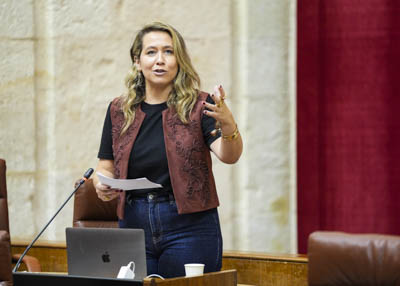 Jessica Trujillo, del G.P. Popular de Andaluc�a, se interesa por el apoyo a las familias andaluzas