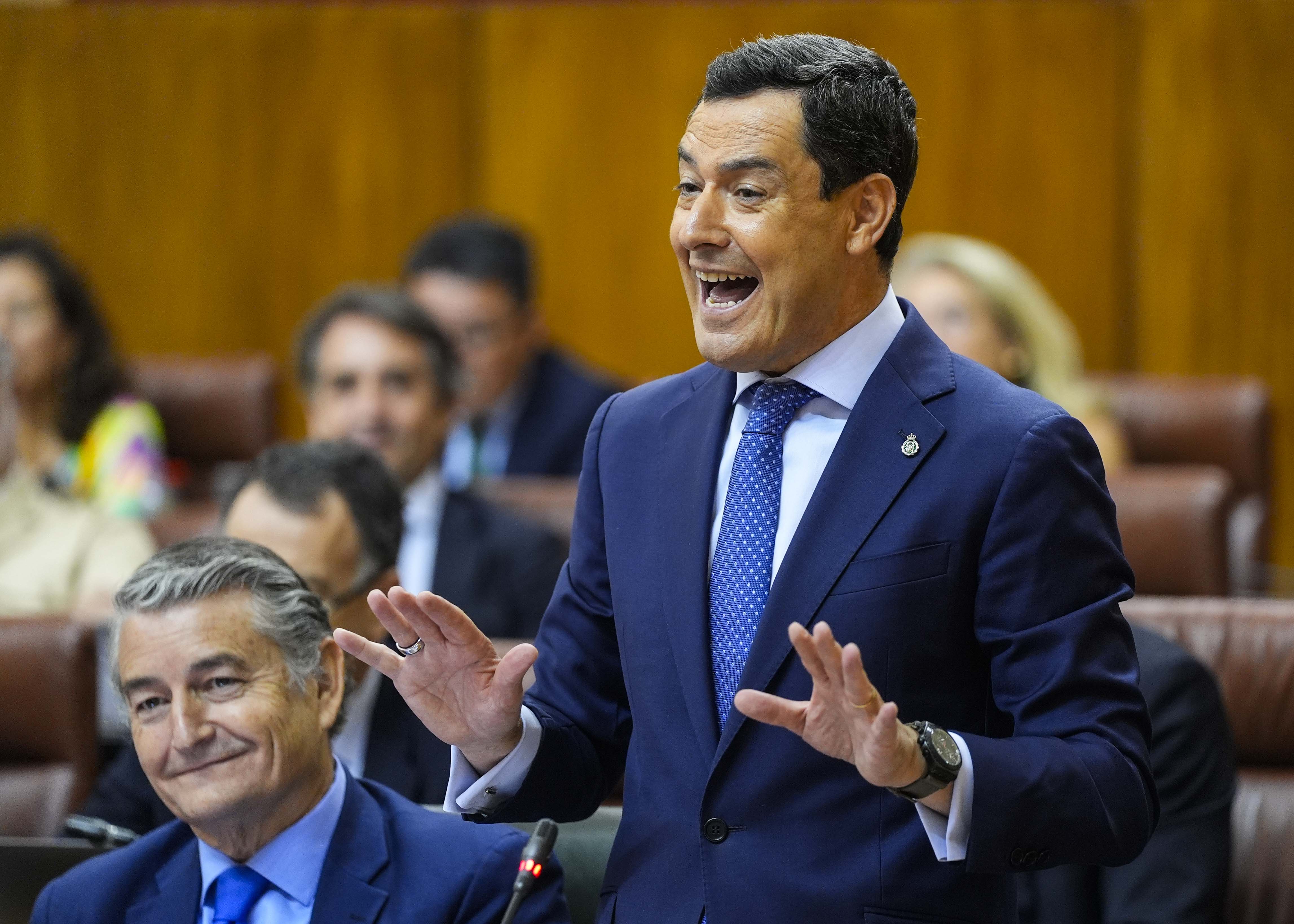 Juan Manuel Moreno, presidente de la Junta de Andaluc�a, durante la sesi�n de control  