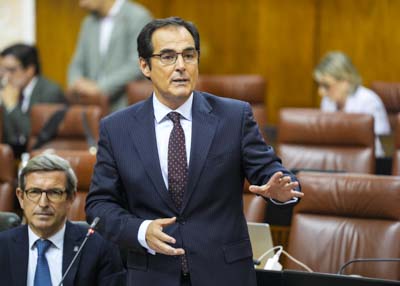 Contesta a la �ltima cuesti�n el consejero de Justicia, Administraci�n Local y Funci�n P�blica, Jos� Antonio Nieto
