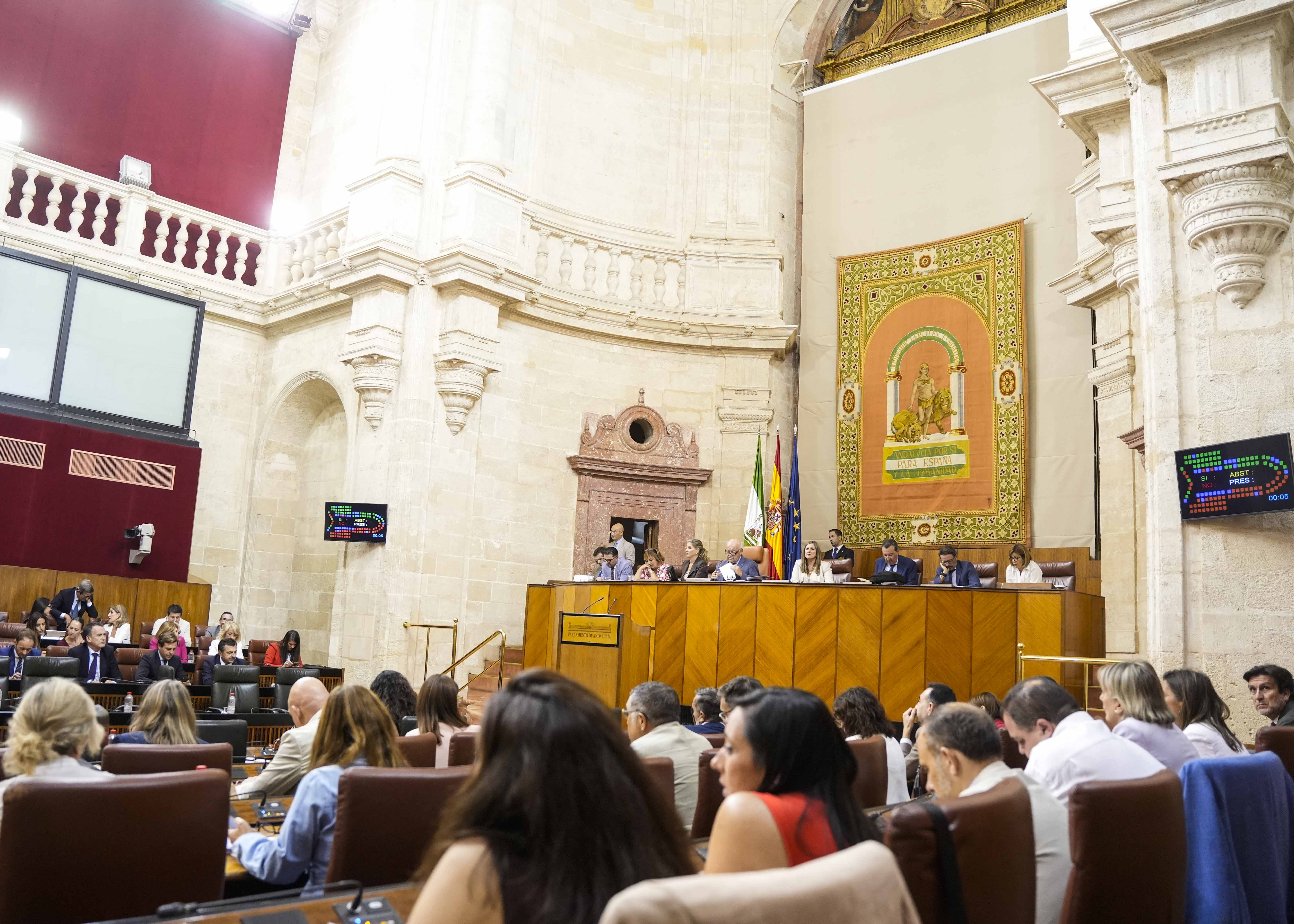  La Mesa del Parlamento de Andaluc�a al inicio de la votaci�n