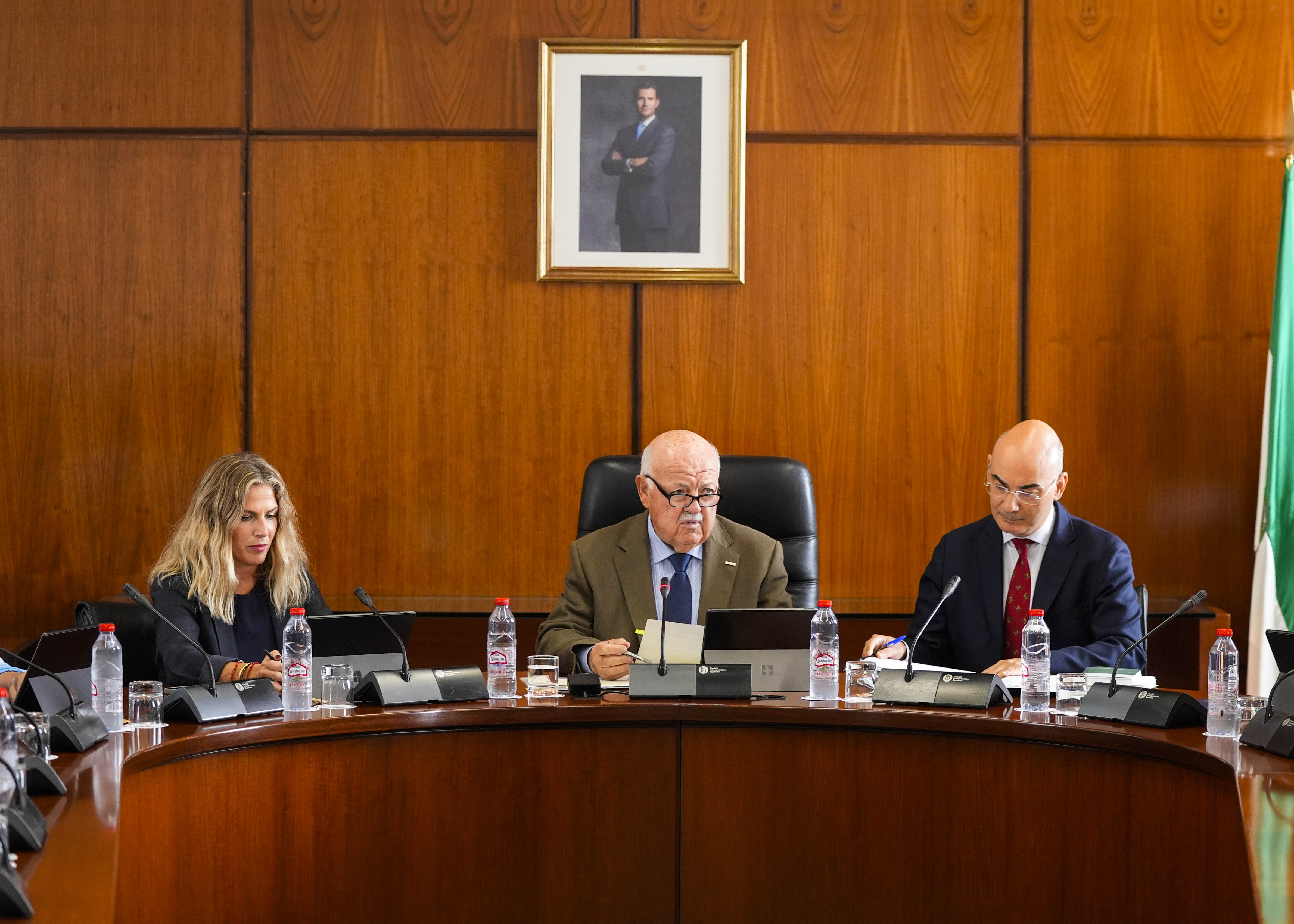  El presidente del Parlamento, la vicepresidenta primera y el letrado mayor en la Junta de Portavoces