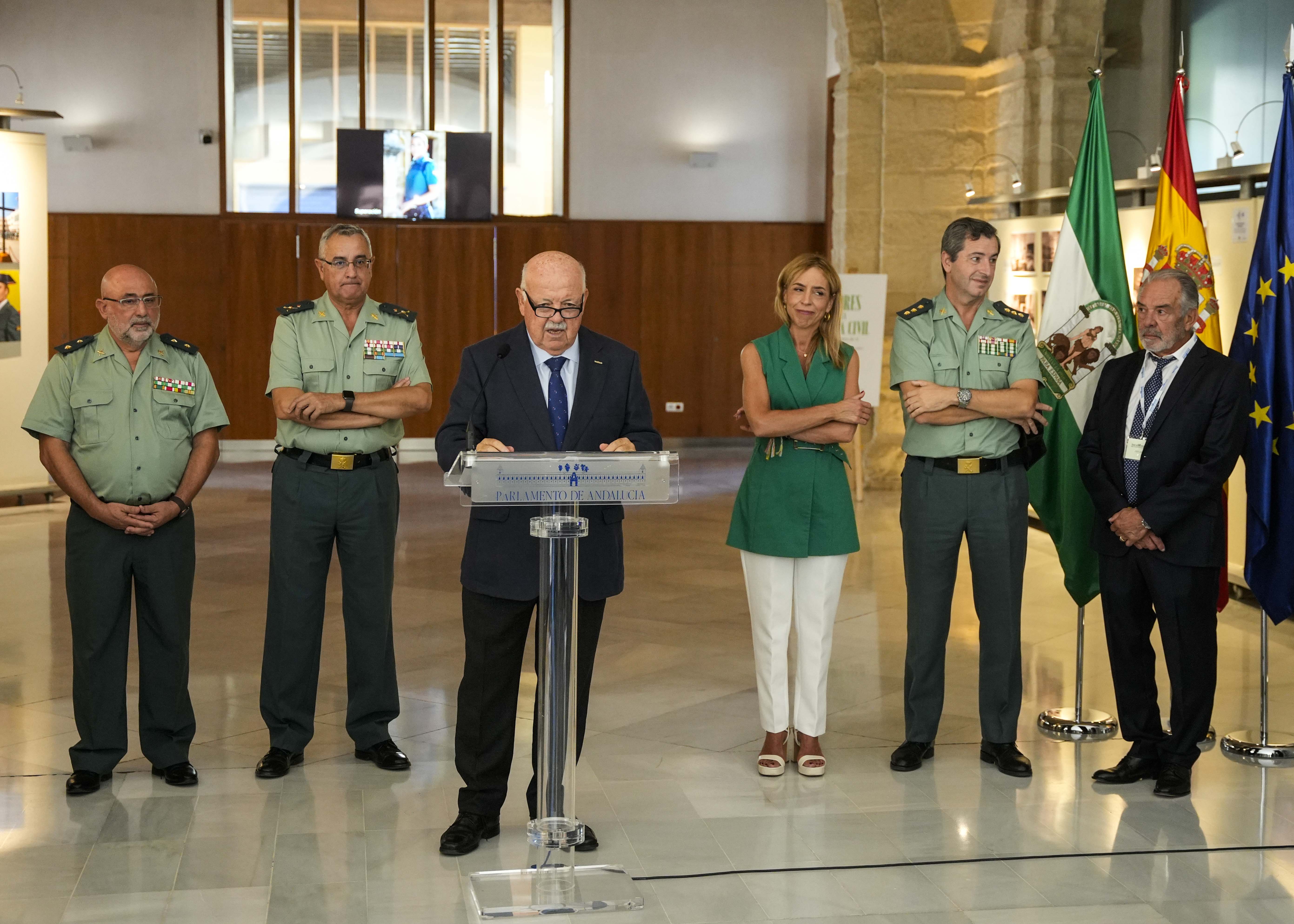 Foto de familia del presidente del Parlamento de Andaluca y los intervinientes en el acto de inauguracin de la exposicin fotogrfica  