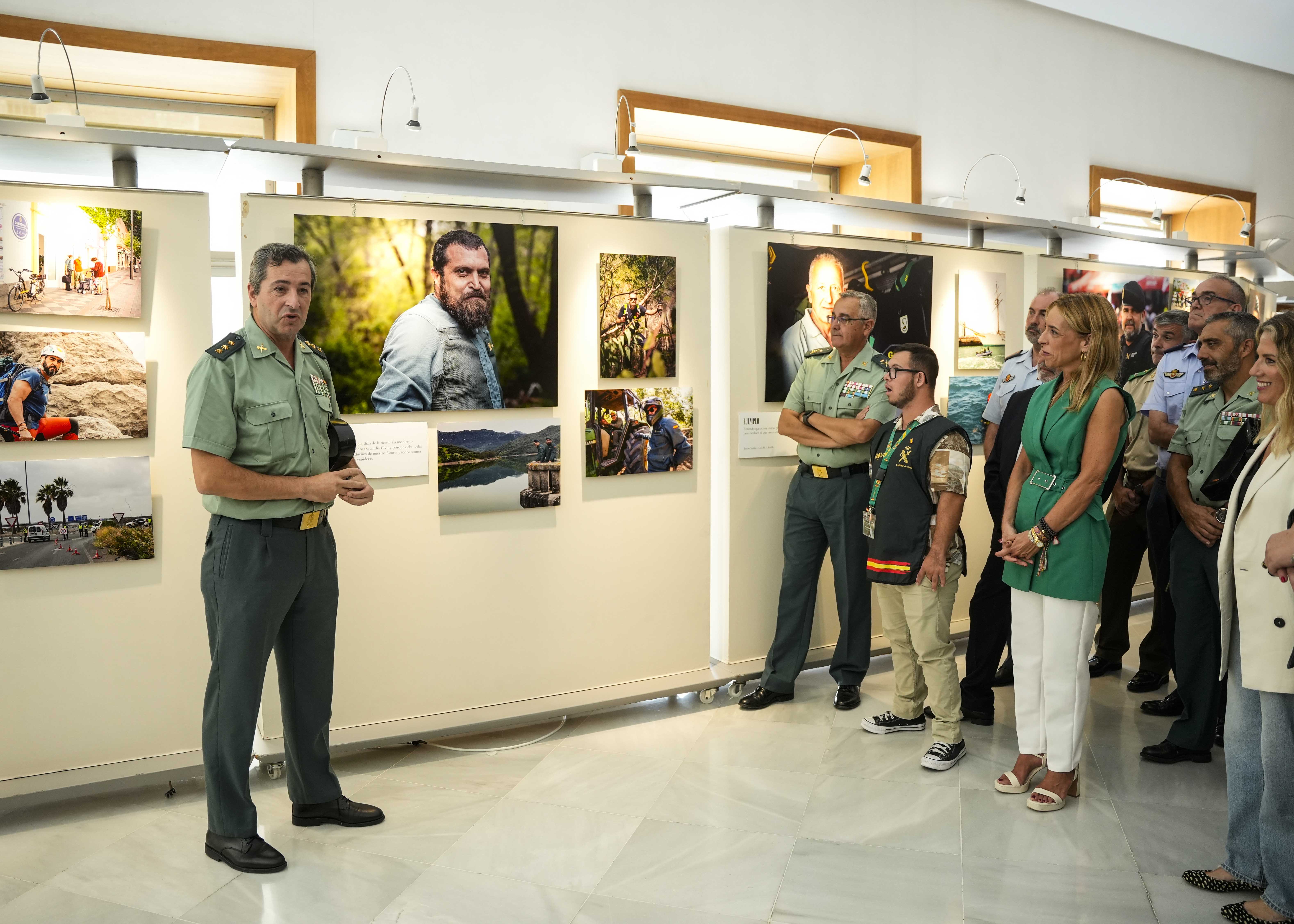 El coronel jefe de la Comandancia de Cdiz, Luis Martn, inicia el recorrido por la exposicin