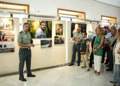 El coronel jefe de la Comandancia de Cdiz, Luis Martn, inicia el recorrido por la exposicin