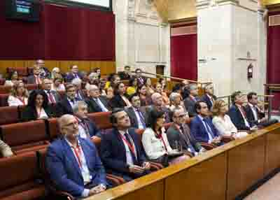 Personal de la consejera de Fomento, Articulacin del Territorio y Vivienda siguen el debate 
