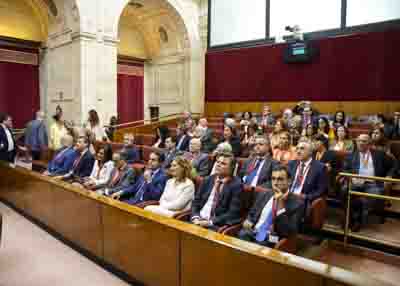 Tribuna de pblico y autoridades con personal de la consejera de Fomento desde otra perspectiva 