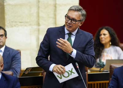 El portavoz del G.P. Vox, Manuel Gavira, formula una pregunta al presidente relativa a nuevas medidas para Andaluca