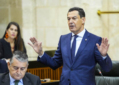 El presidente de la Junta de Andaluca, Juan Manuel Moreno, contesta a las preguntas de los portavoces parlamentarios 