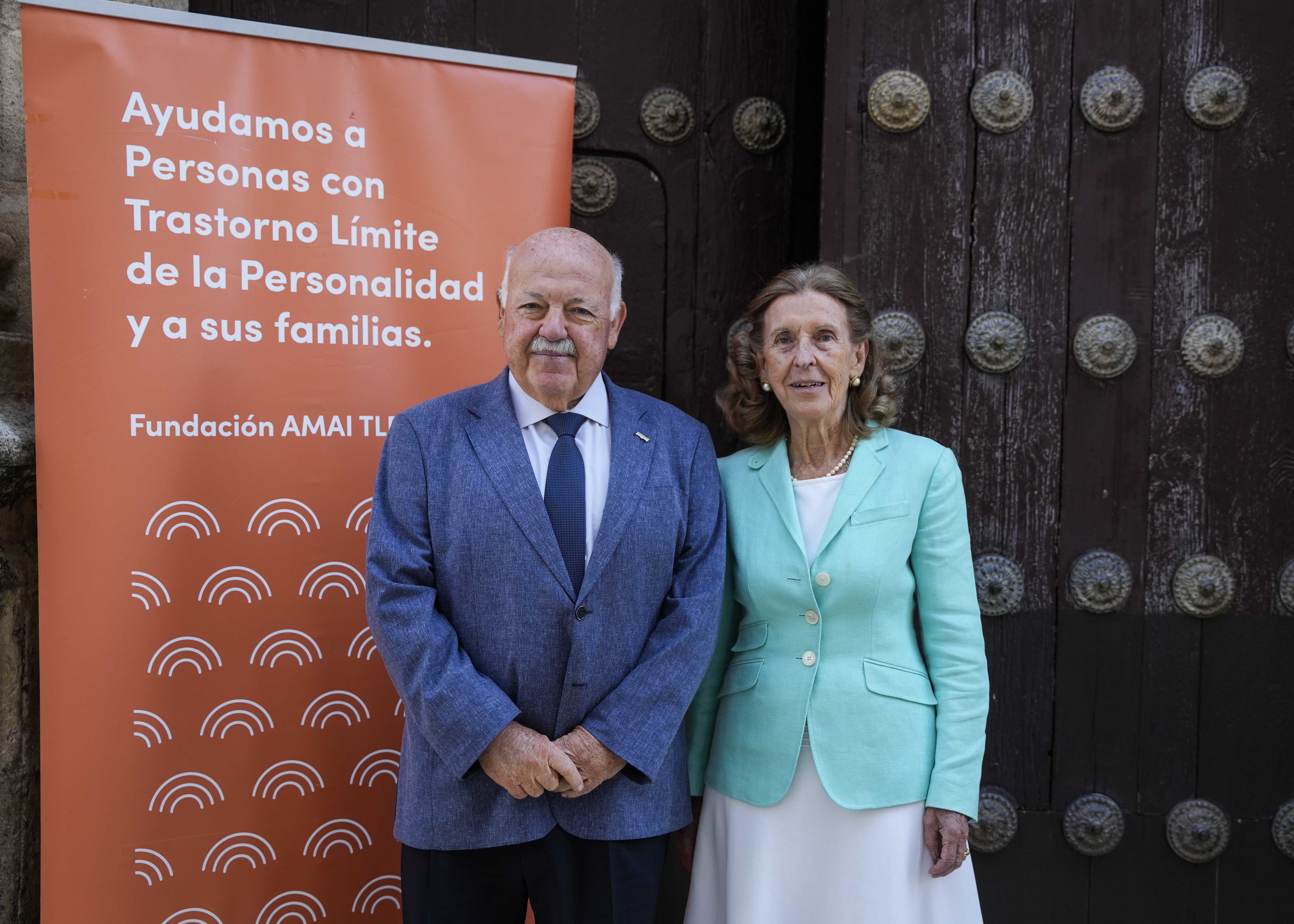 El presidente del Parlamento de Andaluca, Jess Aguirre, y la presidenta de la Fundacin AMAITLP, Teresa Oate 