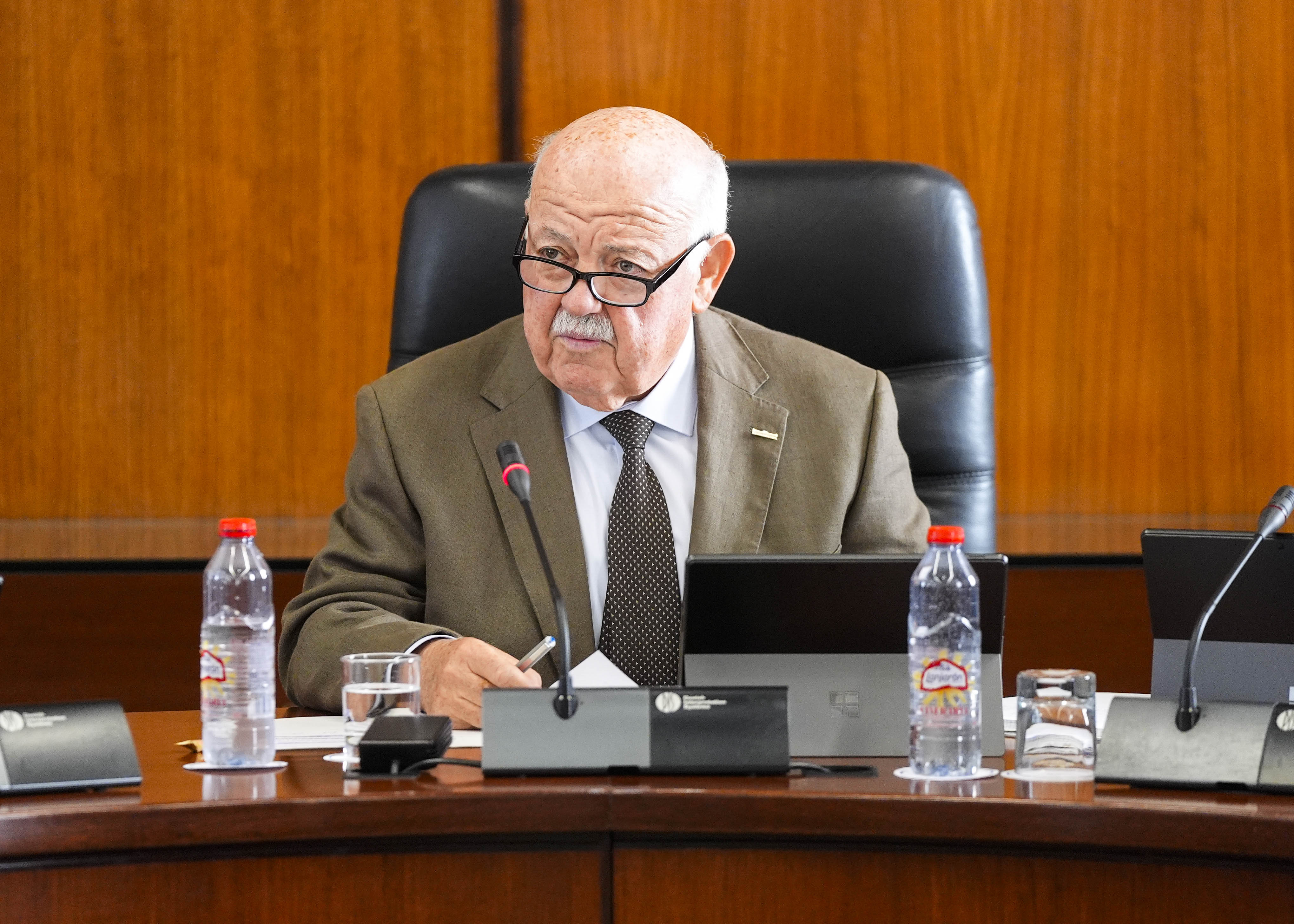 Jess Aguirre, presidente del Parlamento, da inicio a la sesin de la Junta de Portavoces
