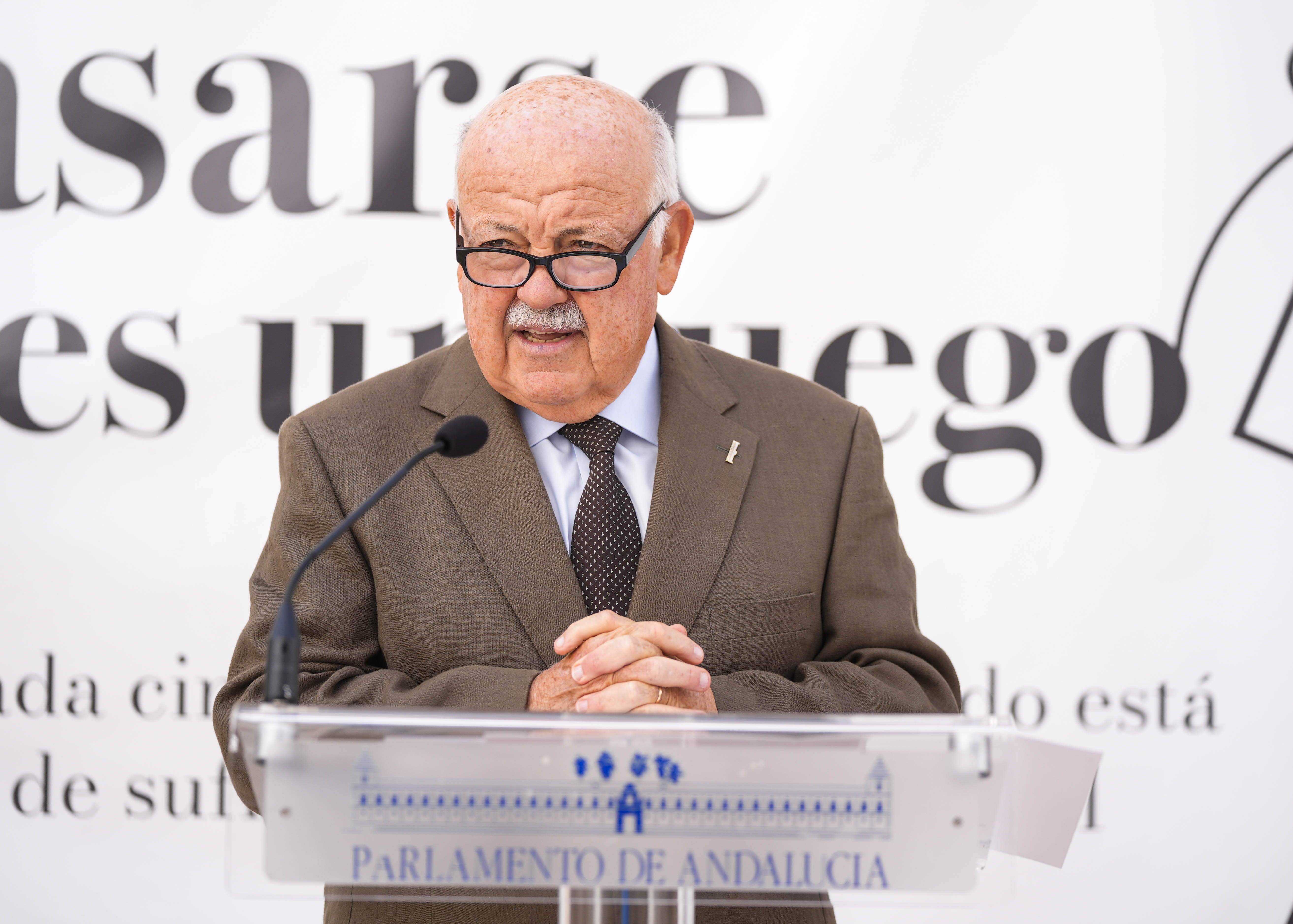 El presidente del Parlamento, Jess Aguirre, se dirige a los presentes en la presentacin de la campaa "Casarse no es un juego" 