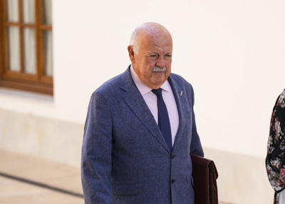 El presidente del Parlamento de Andaluca, Jess Aguirre, se dirige al saln de plenos