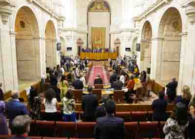  El Pleno de la Cmara guarda un minuto de silencio en memoria de Sandra Pea y muestra su solidaridad y cario a sus familiares, as como condena cualquier acto de acoso escolar 