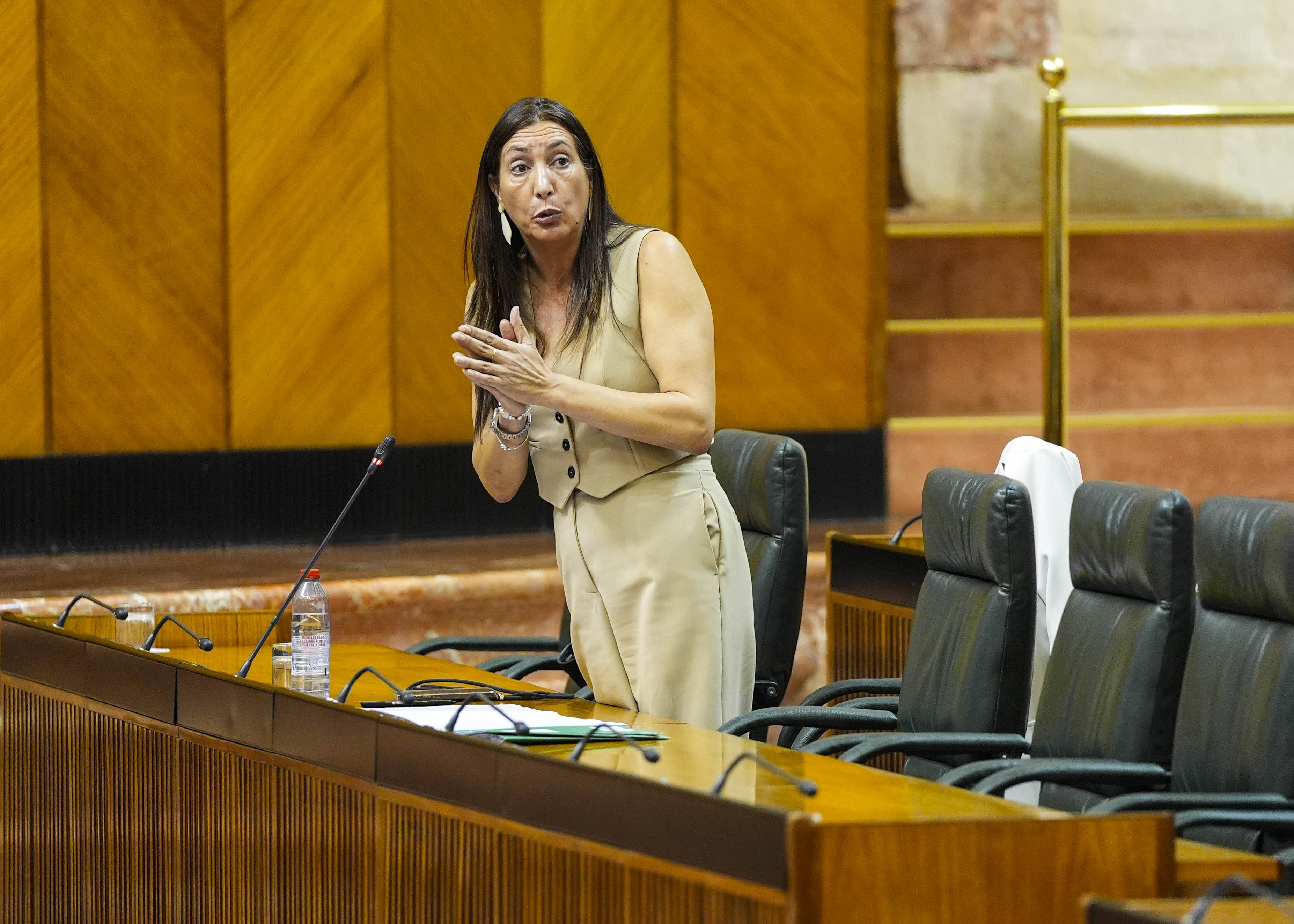 La consejera de Inclusi�n Social, Loles L�pez, responde a la cuesti�n de su competencia 