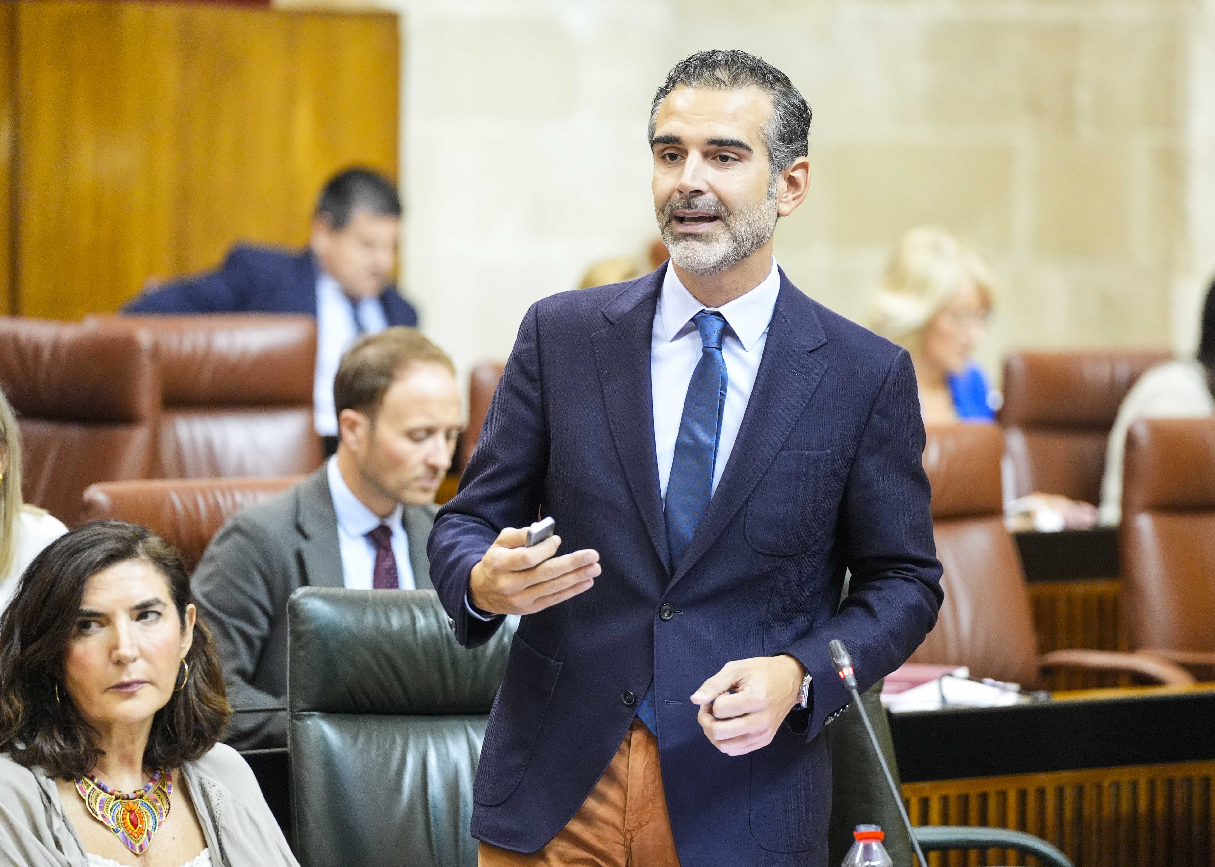    El consejero de Agricultura, Pesca, Agua y Desarrollo Rural, Ram�n Fern�ndez-Pacheco, atiende la cuesti�n planteada