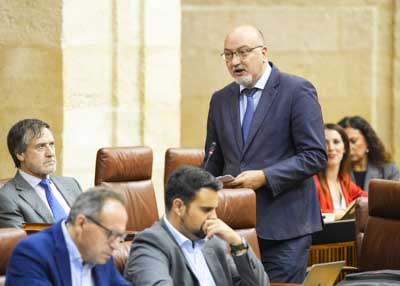 Ricardo L�pez, portavoz adjunto del Grupo Vox, plantea una cuesti�n relativa a la vivienda 