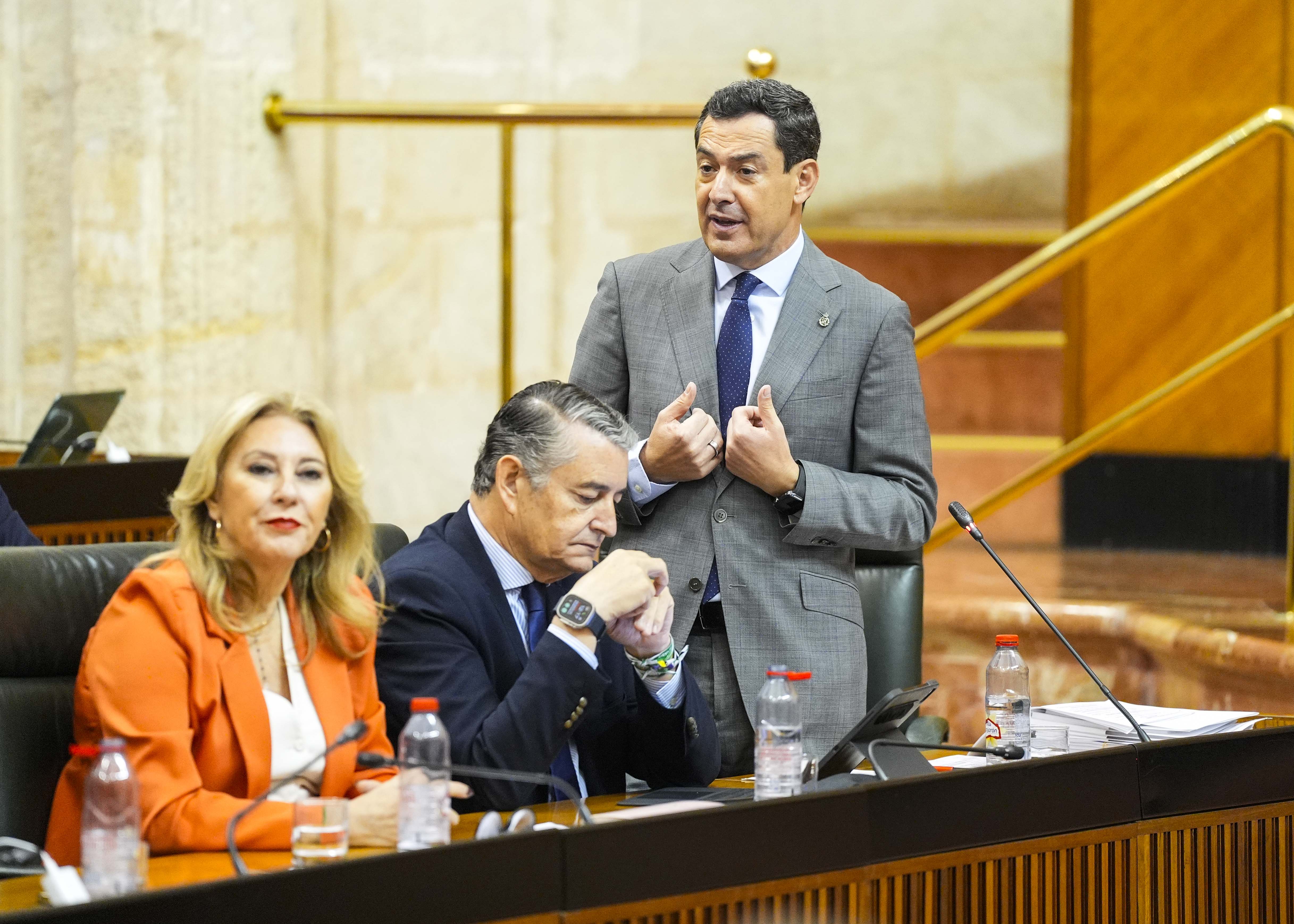 El Presidente de la Junta de Andaluc�a, Juan Manuel Moreno, contesta a los portavoces parlamentarios en la sesi�n de control 
