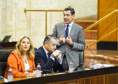 El Presidente de la Junta de Andaluc�a, Juan Manuel Moreno, contesta a los portavoces parlamentarios en la sesi�n de control 