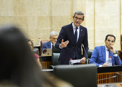 Responde a la cuesti�n de su competencia Jorge Paradela, consejero de Industria, Energ�a y Minas 