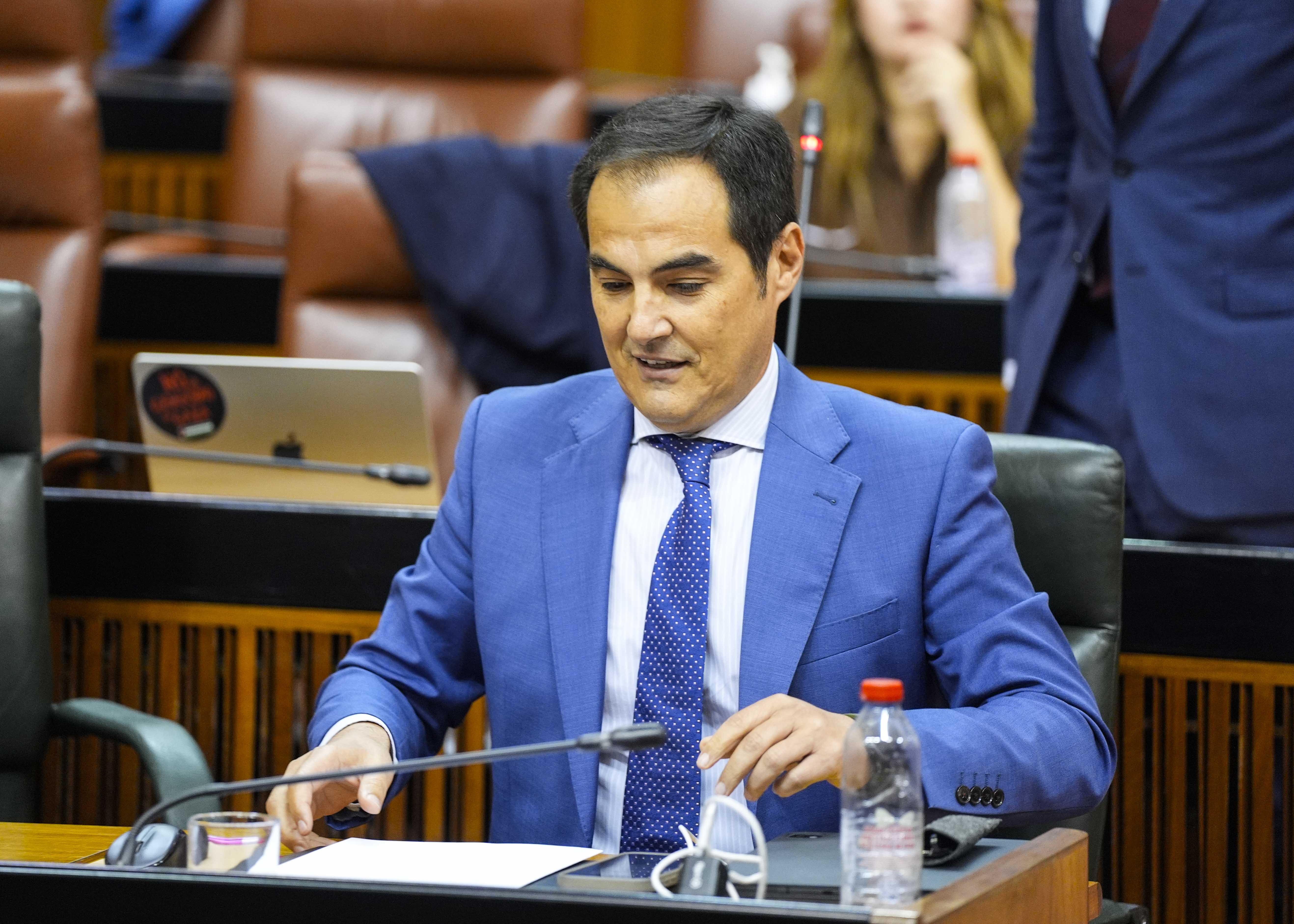 Jos� Antonio Nieto, consejero de Justicia, Administraci�n Local y Funci�n P�blica, se dispone a contestar 