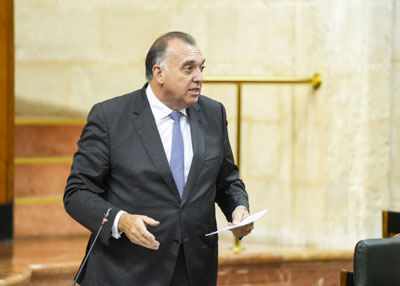 El consejero de Turismo y Andaluc�a Exterior, Arturo Bernal, responde 