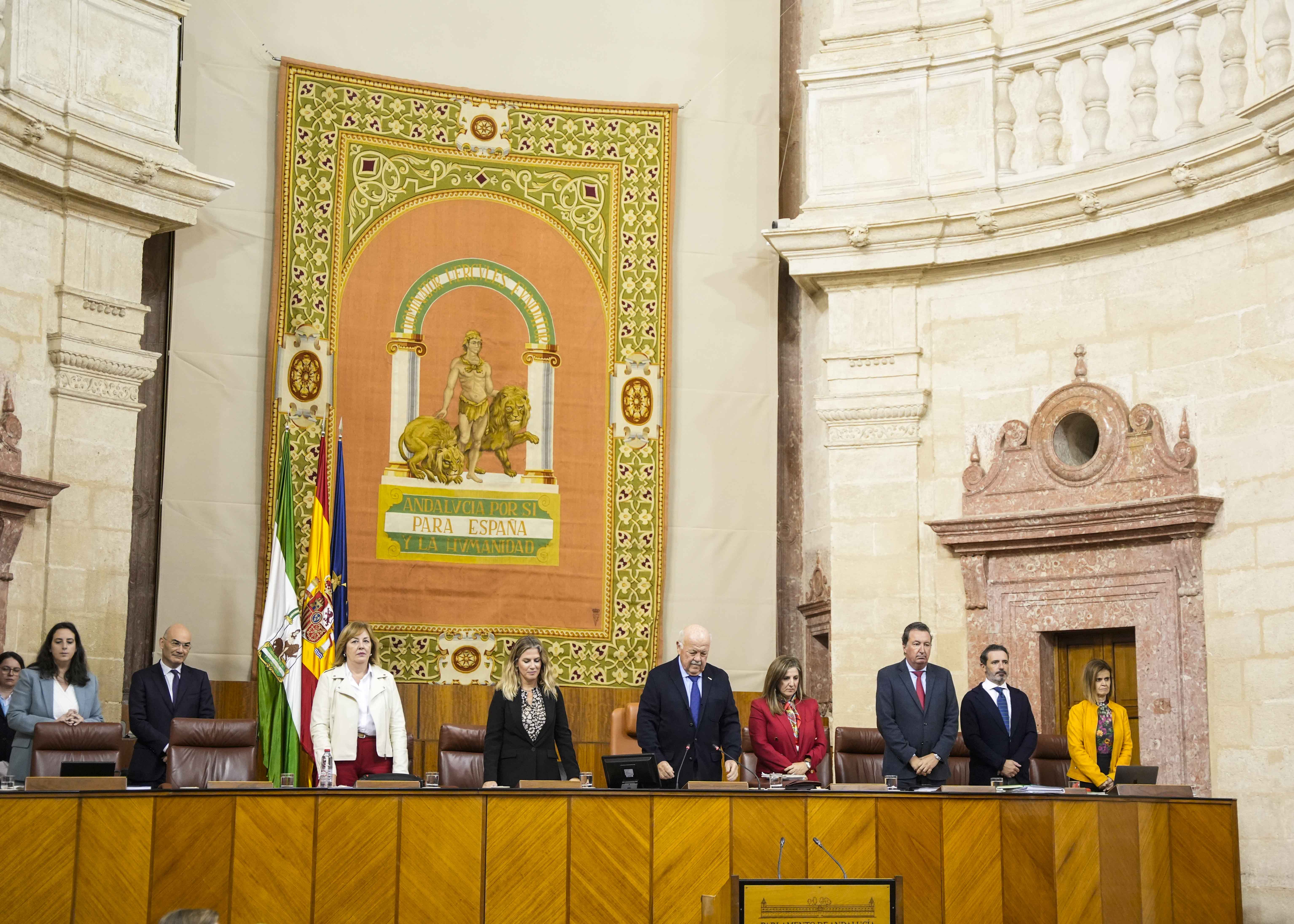 La Mesa del Parlamento de Andaluca durante el minuto de silencio 