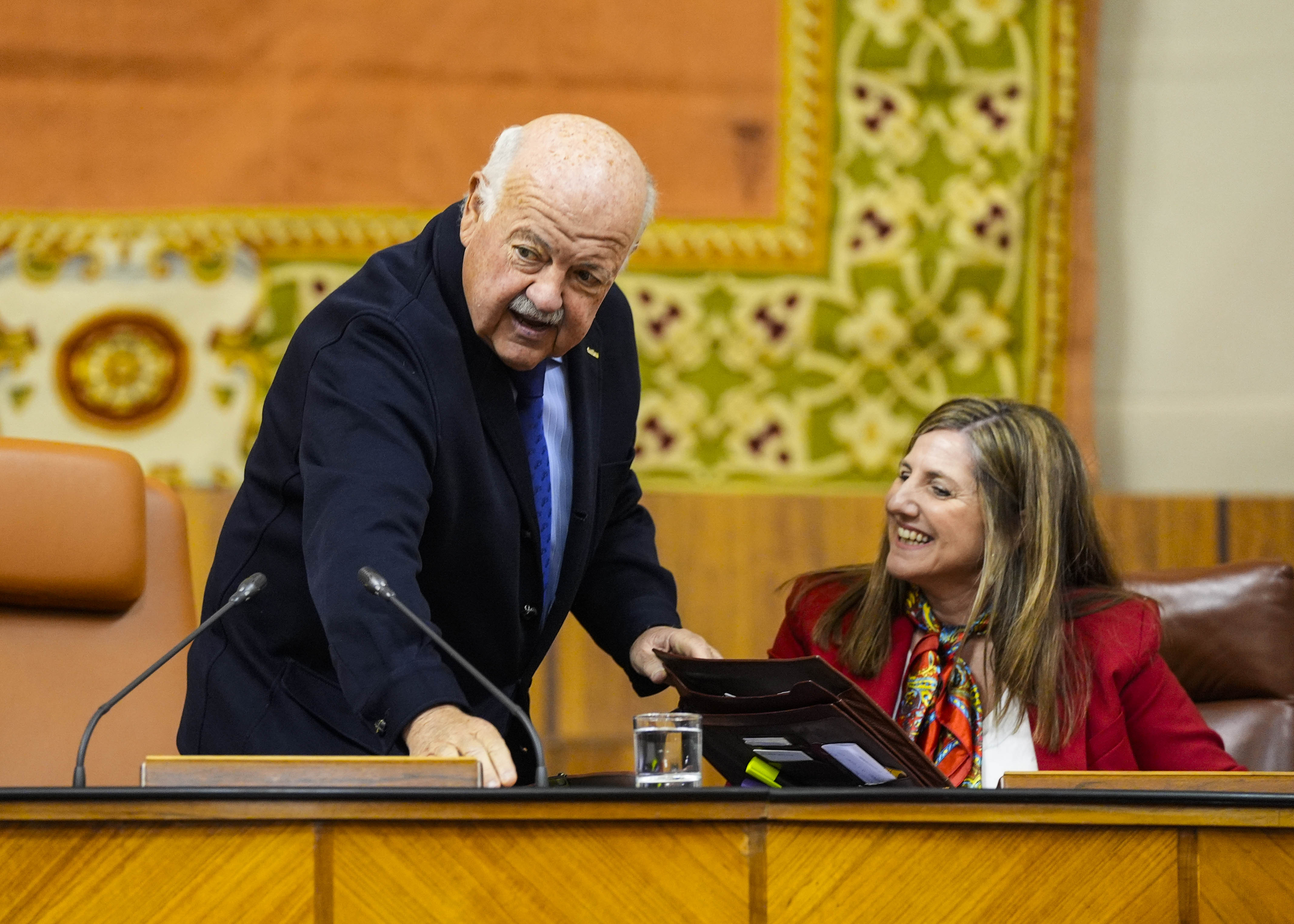  Jess Aguirre, presidente del Parlamento, e Irene Garca, vicepresidenta segunda de la Cmara, antes de iniciar la sesin 