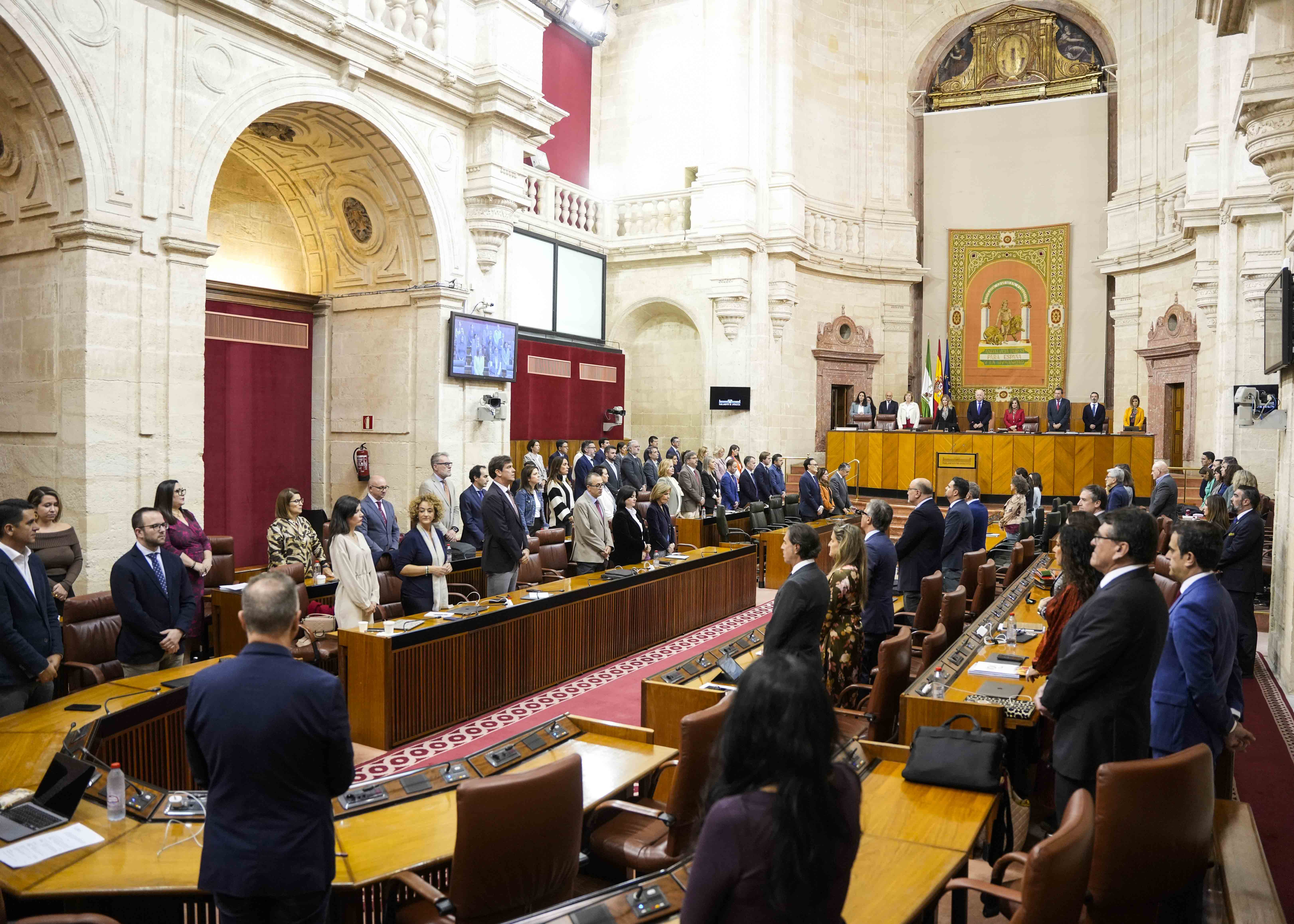 El Pleno del Parlamento de Andaluca guarda un minuto de silencio al inicio por las vctimas de violencia de gnero y violencia vicaria en Andaluca 