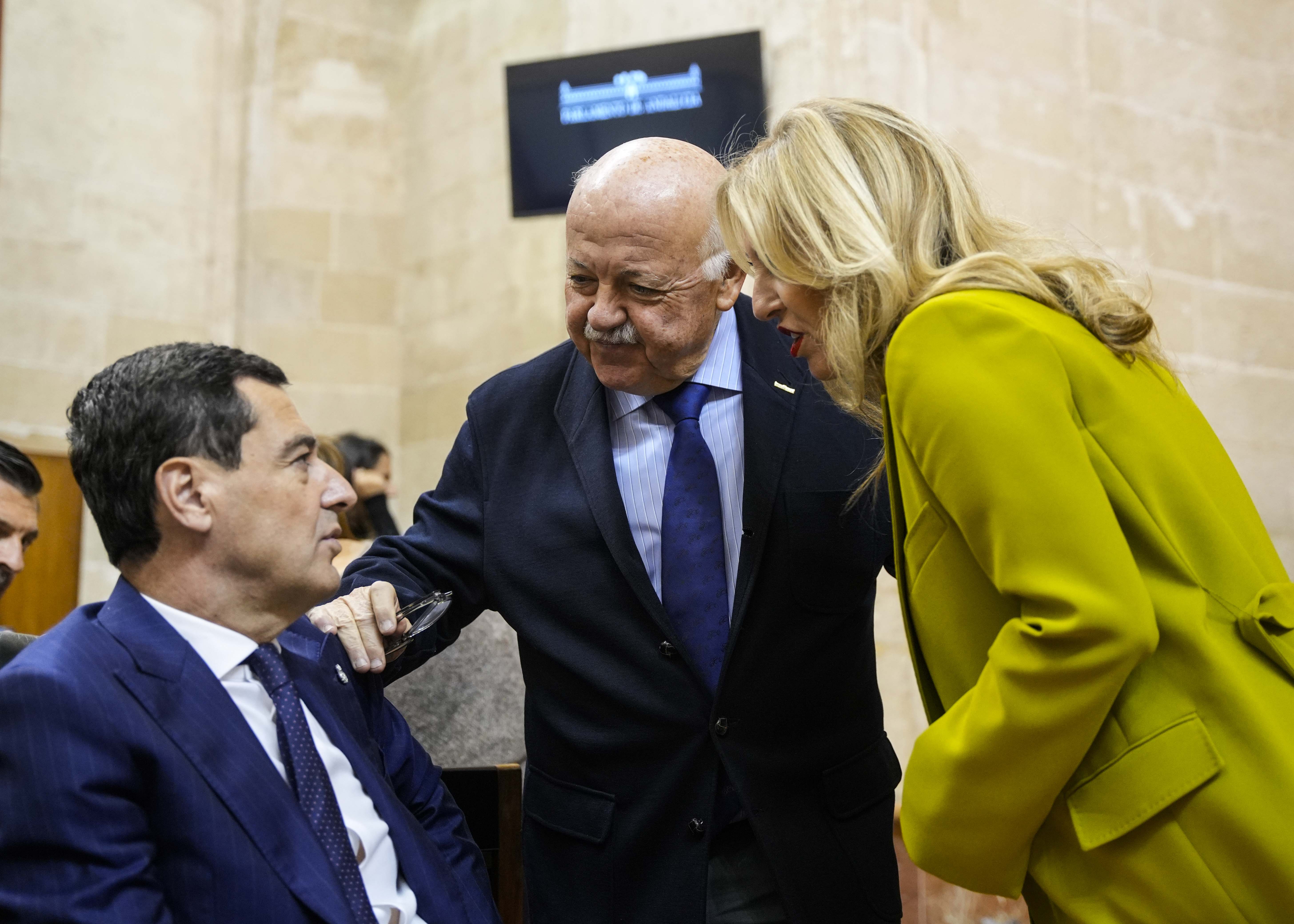 El presidente de la Junta de Andaluca, Juan Manuel Moreno, el presidente del Parlamento andaluz, Jess Aguirre, y la consejera de Economa, Carolina Espaa