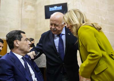 El presidente de la Junta de Andaluca, Juan Manuel Moreno, el presidente del Parlamento andaluz, Jess Aguirre, y la consejera de Economa, Carolina Espaa