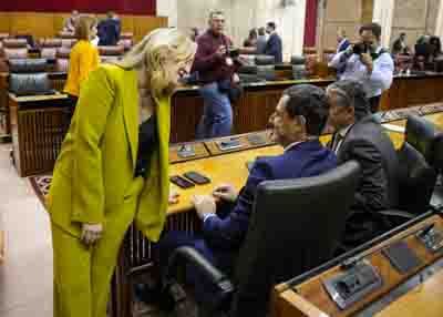 La consejera de Economa saluda al presidente de la Junta y al consejero de Sanidad, Presidencia y Emergencias  