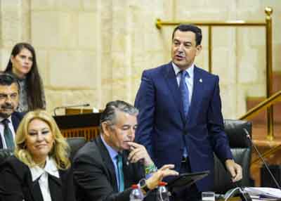 El presidente de la Junta de Andaluca, Juan Manuel Moreno, contesta a las preguntas de los portavoces parlamentarios 