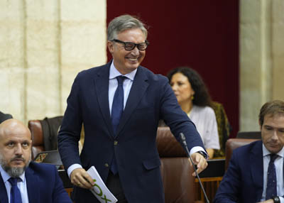 El portavoz del G.P. Vox, Manuel Gavira, formula una pregunta al presidente relativa a retos de Andaluca