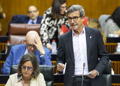 El consejero de Industria, Energa y Minas, Jorge Paradelas, responde 