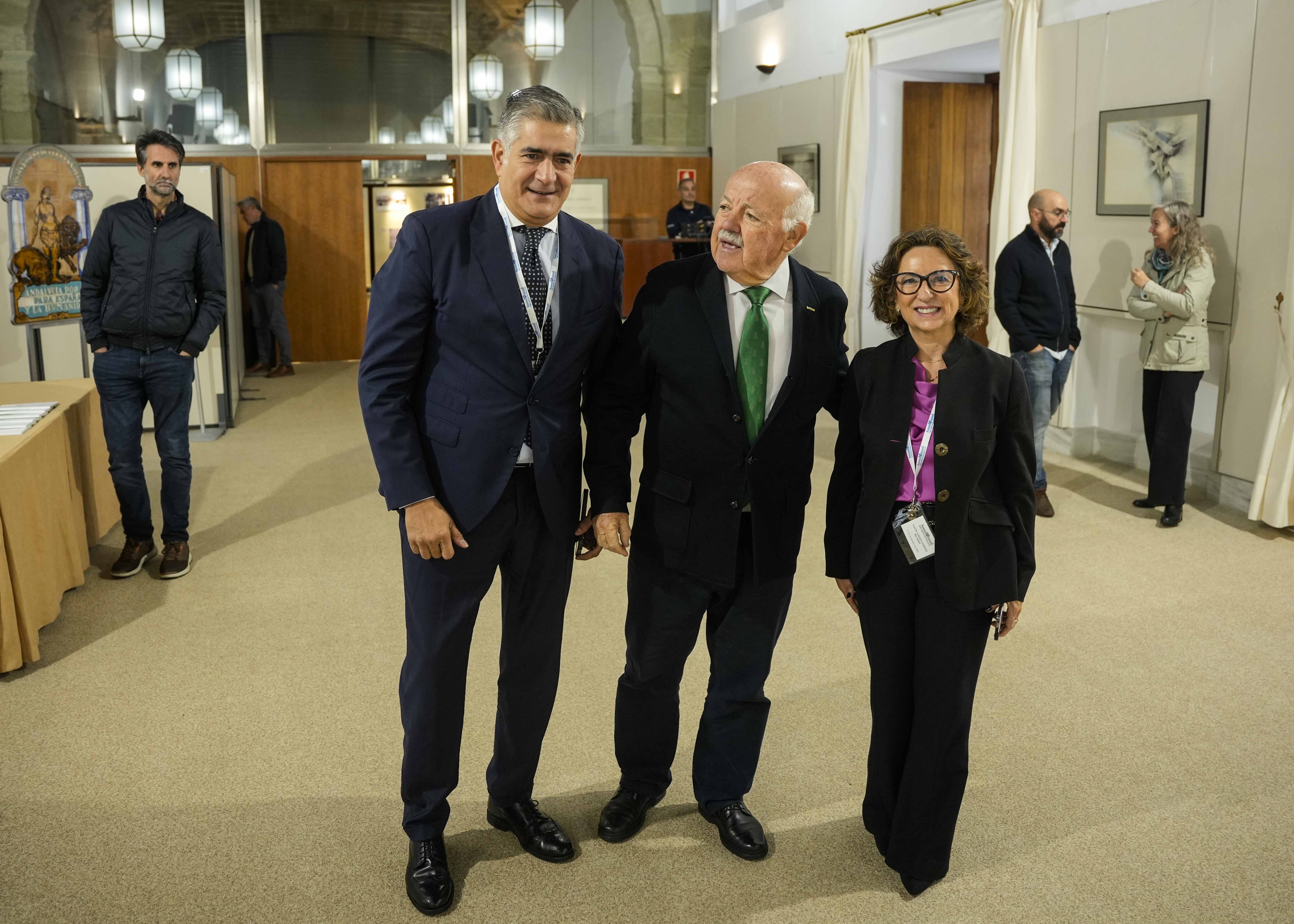 Jess Aguirre saluda a Cristina Rodrguez Escolar y a Jorge Vzquez Valcuende a su llegada al acto