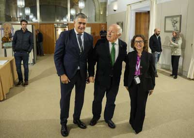 Jess Aguirre saluda a Cristina Rodrguez Escolar y a Jorge Vzquez Valcuende a su llegada al acto