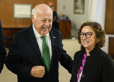 El presidente del Parlamento y la responsable de relaciones institucionales y acceso al mercado de Dexcom antes de la presentacin del libro 